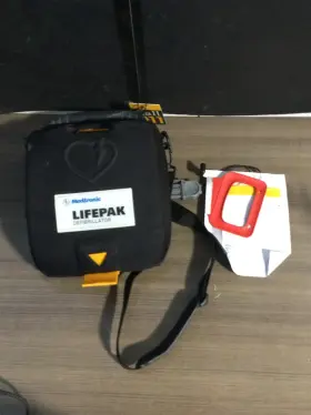 Medtronic 40391183 Lifepak Cr Plus Defibrillator With Pads And Case