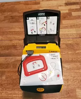 42408636 Physio-control Lifepak Cr Plus- With Pads Aed Fully Functional And Ready. Ok