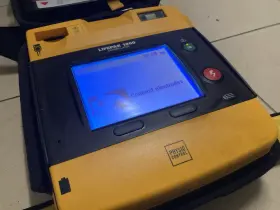 E331706400001 Physio-control Lifepak Aed 1000 Defibrillator Case Pads And Battery /excellent Condition